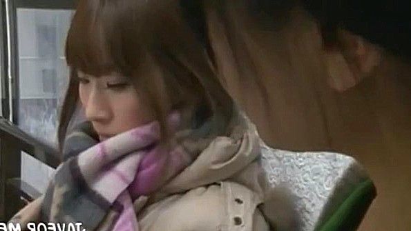 Она быстро снимает с себя одежду и играет со своей пиздой