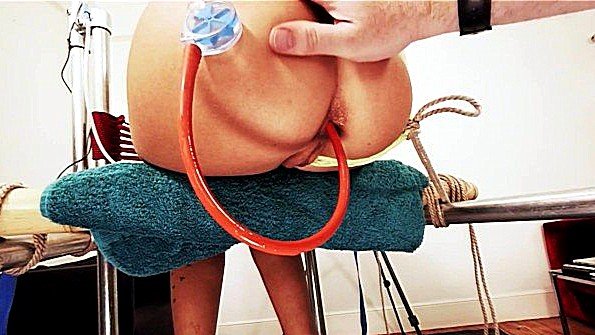 Высокая женщина играет с вибратором на полу