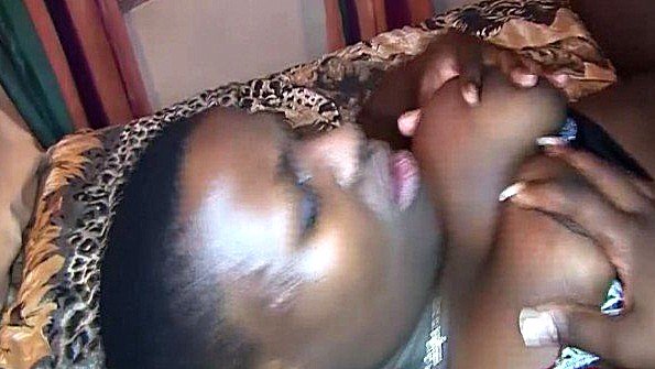 Замужняя женщина сосёт член и с энтузиазмом ездит на нём