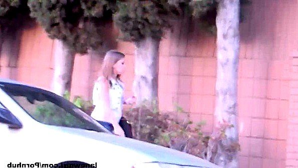 Синяя брюнетка несет старика, чтобы тот ее трахнул