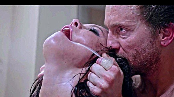 Пожилая женщина в чулках заставляет своего любовника кончить