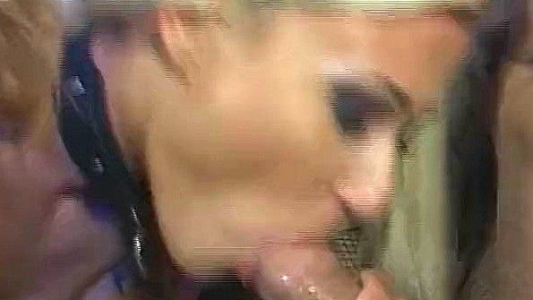 Женщина-потомок в грубом бикини танцует непристойную стриптизершу