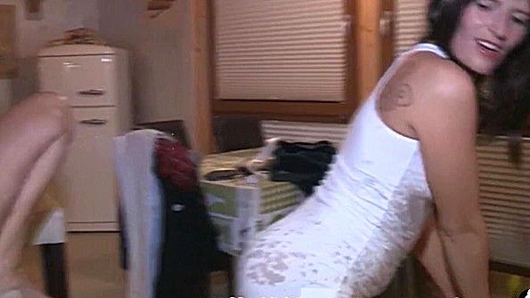 Я захожу в спальню своей подруги и предлагаю ей жесткий секс