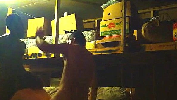 Мать помогает сыну расслабиться во время совокупления